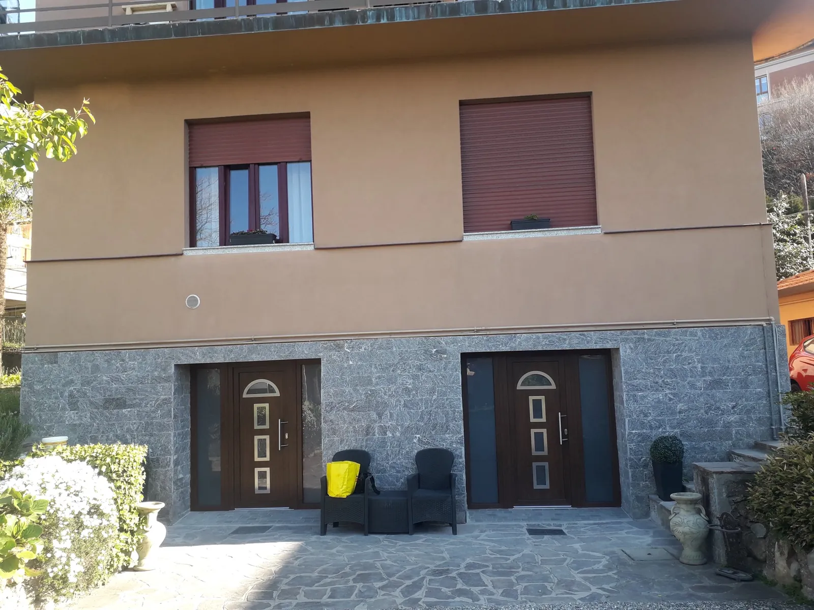 Portoncini d'ingresso in PVC effetto legno su rivestimento in pietra