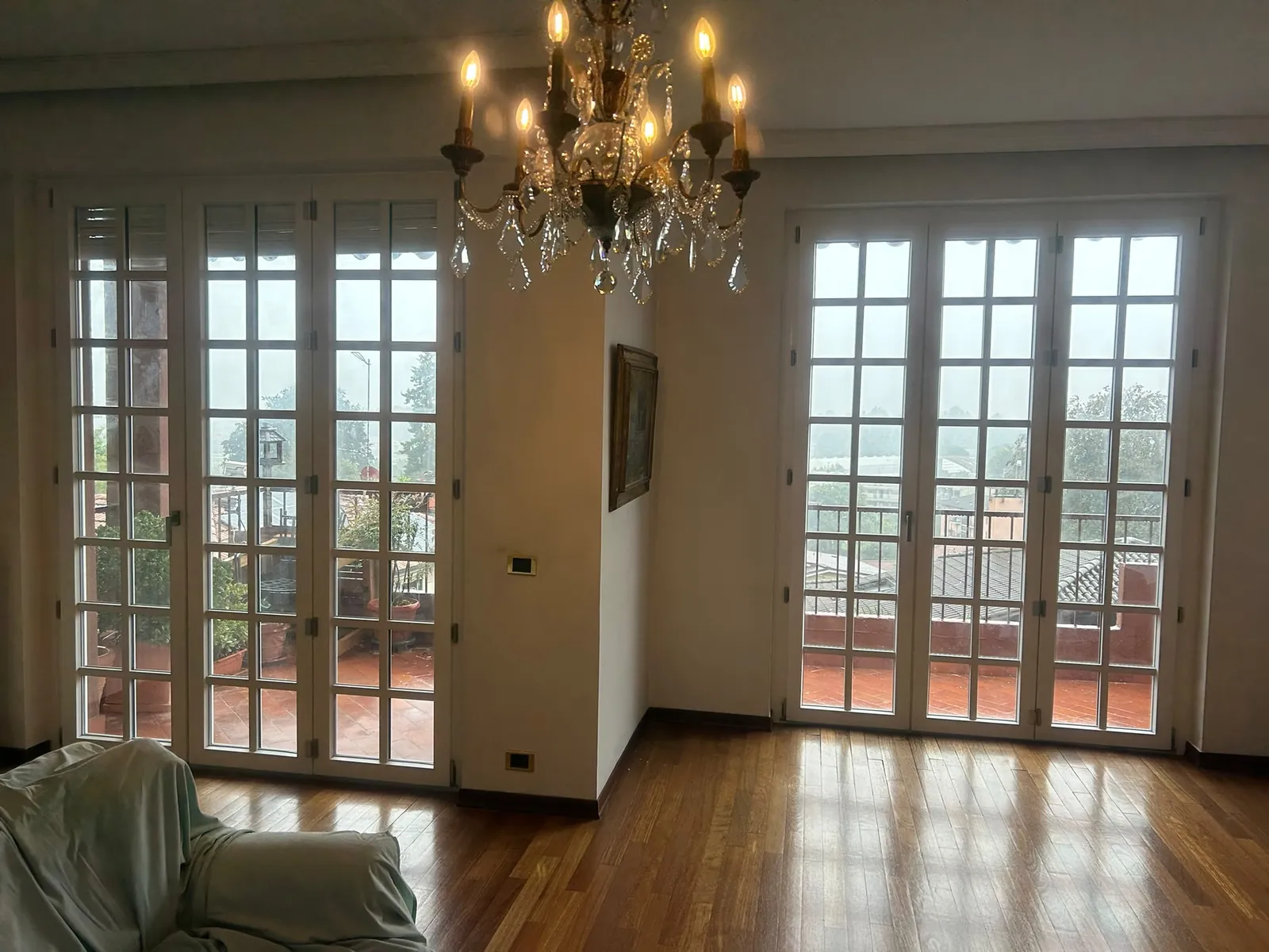 Portefinestre con vetri a piccoli riquadri in palazzo storico italiano