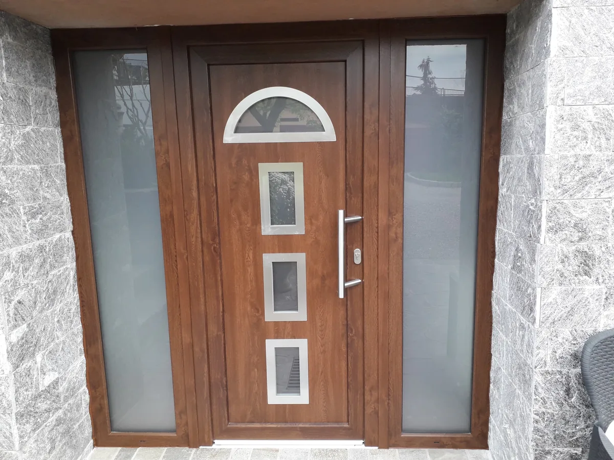 Portoncino d'ingresso in PVC effetto noce con vetro decorato ad arco