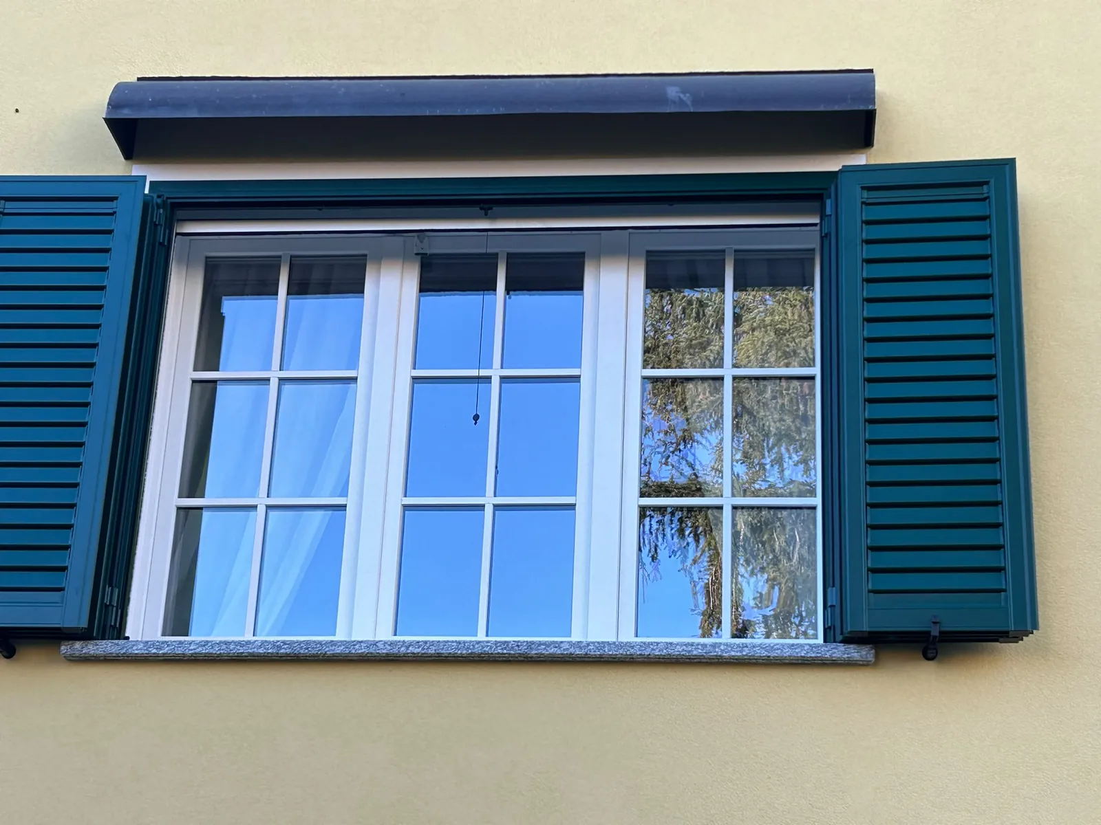 Trifora in PVC bianco con scuri tradizionali in legno verde